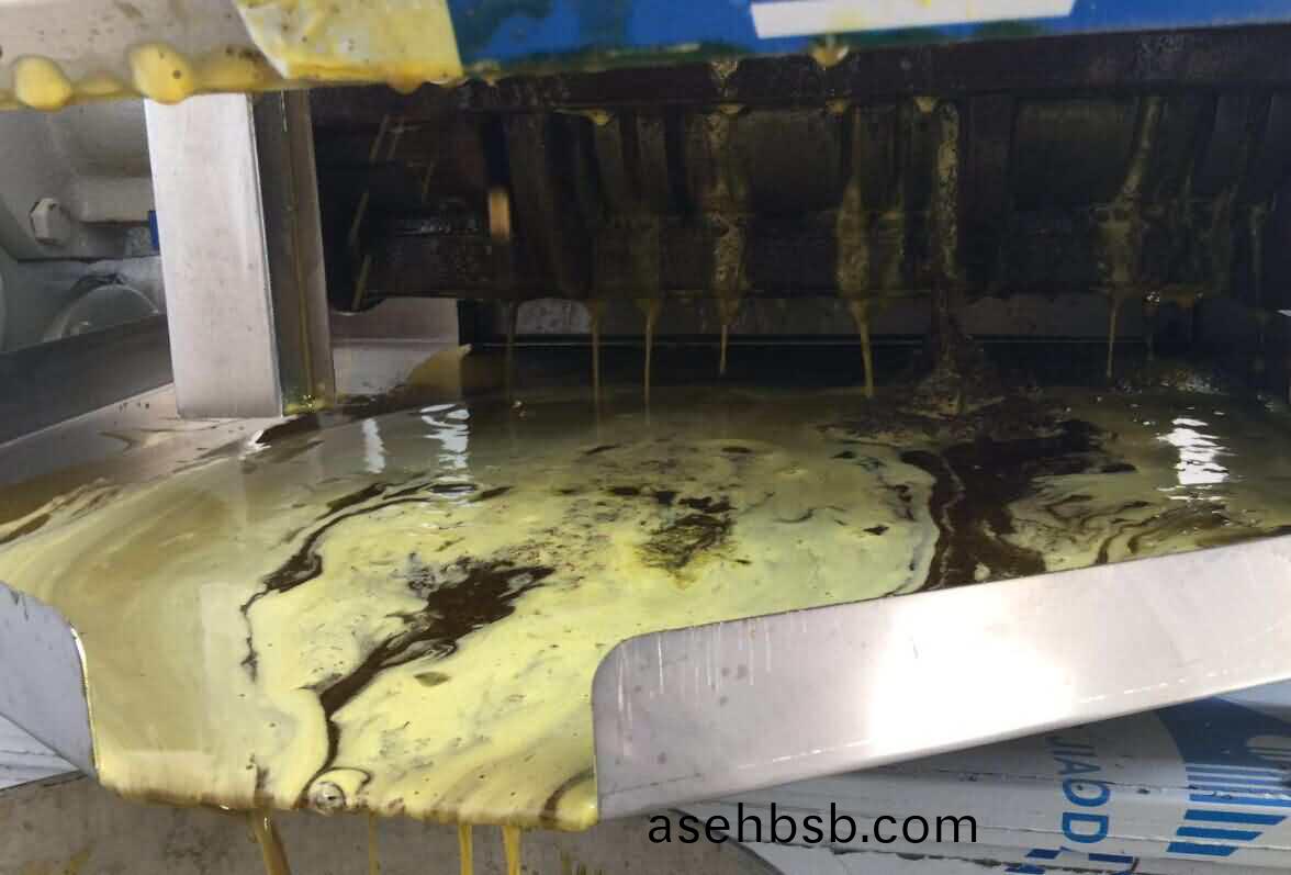 榨油机榨(zha)花生油、菜籽油过程