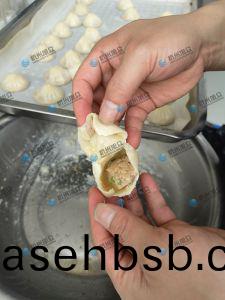 现场(chang)给客(ke)户(hu)做灌(guan)汤包，效果(guo)满意！